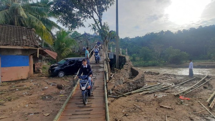 Jembatan Cimandur yang menjadi penghubung Bayah dengan Panggarangan sudah bisa dilalui.
