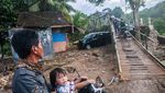 Jembatan Rusak Diterjang Banjir Bandang di Lebak
