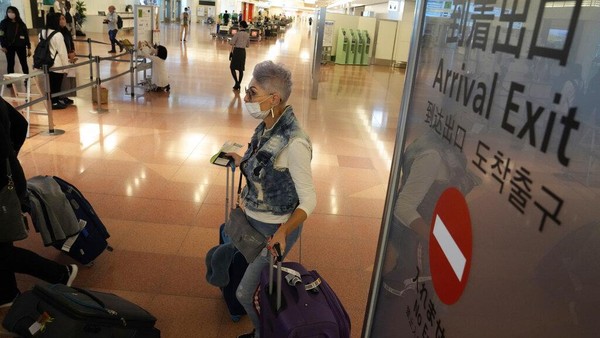 Program bebas visa mengalami penangguhan pada Maret 2020 akibat pandemi. Setelah hampir tiga tahun ditangguhkan, akhirnya Jepang kembali memberikan bebas visa yang akan dimulai pada 11 Oktober 2022. Â Program bebas visa mengalami penangguhan pada Maret 2020 akibat pandemi. Setelah hampir tiga tahun ditangguhkan, akhirnya Jepang kembali memberikan bebas visa yang akan dimulai pada 11 Oktober 2022. Â
