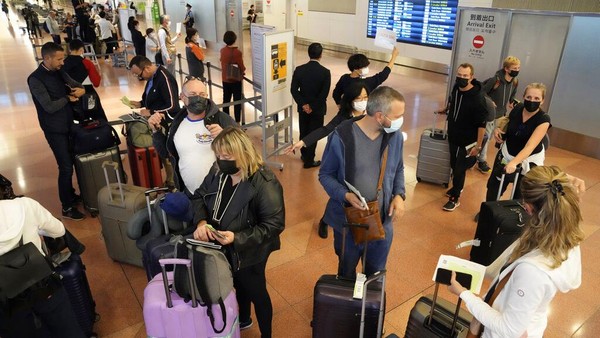 Sebelumnya, wisatawan membutuhkan visa khusus untuk masuk ke Jepang. Turis hanya bisa masuk Jepang melalui paket wisata atau tur, dengan batas harian ditetapkan 50 ribu wisatawan di tengah pandemi COVID-19.  