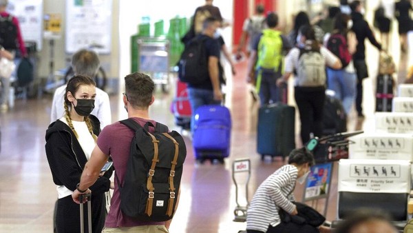Wisatawan asing berjalan setibanya di Bandara Internasional Haneda, Tokyo, Jepang, Selasa (11/10/2022). Â Wisatawan asing berjalan setibanya di Bandara Internasional Haneda, Tokyo, Jepang, Selasa (11/10/2022). Â
