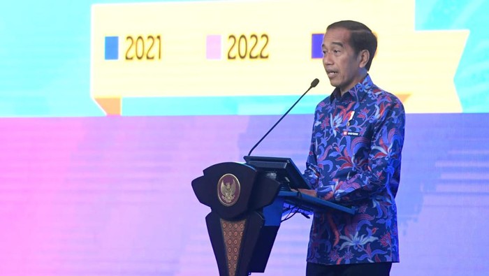 Presiden Joko Widodo (Jokowi) mengatakan jika pertumbuhan ekonomi dunia pada 2023 diperkirakan jatuh pada angka 2,2%. Meski begitu, Jokowi sebut pertumbuhan ekonomi Indonesia pada kuartal II ada di angka 5,44%, dan itu yang terbaik di dunia.