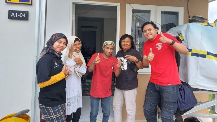 Rudy, salah satu korban Semeru kini sudah mempunyai rumah baru dan tinggal bersama ibunya. Mereka juga berjualan setelah mendapat donasi dari berbuatbaik.