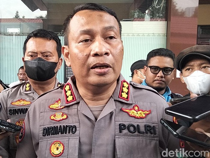 Kabid Humas Polda Jatim Dirmanto saat memberikan keterangan pers di Markas Polda Jatim
