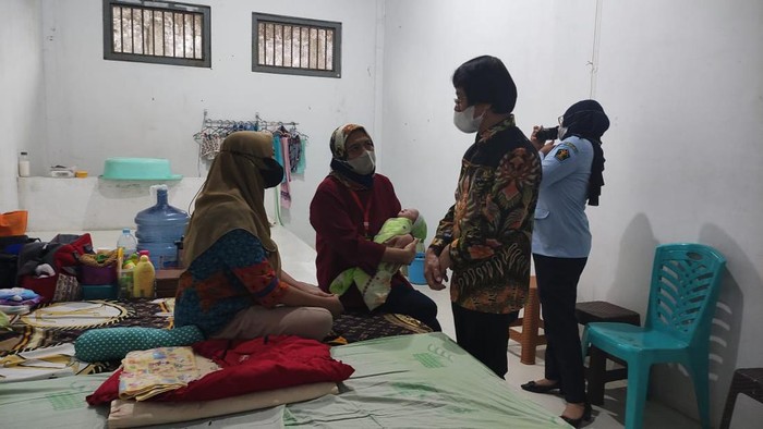 kak seto bertemu napi melahirkan di lapas perempuan surabaya