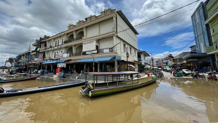 Kalimantan Barat Dikepung Banjir, Begini Penampakannya Suasana Pasar Sungai Durian yang terendam banjir di Kecamatan Sintang, Kabupaten Sintang, Kalimantan Barat, Senin (10/10/2022). BPBD Kabupaten Sintang menyebutkan tingginya curah hujan yang terjadi di Kabupaten Sintang mengakibatkan sejumlah kecamatan yaitu antara lain Sintang, Serawai, Kayan Hilir, Dedai, Binjai, Sepaok dan Tempunak terendam banjir. ANTARA FOTO/Jane Elisabeth Wuysang/jhw/rwa.