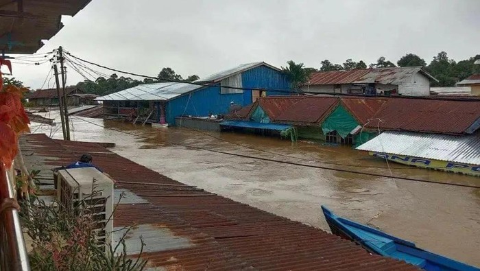 Banjir di Kalimantan Barat (Kalbar) meluas di delapan kabupaten.