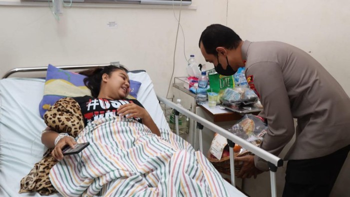 Kapolres Malang AKBP Putu Kholis Aryana saat mengunjungi korban di RSUD Kanjuruhan