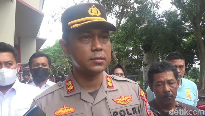 Kapolres Malang AKBP Putu Kholis Aryana saat mengunjungi stadion Kanjuruhan