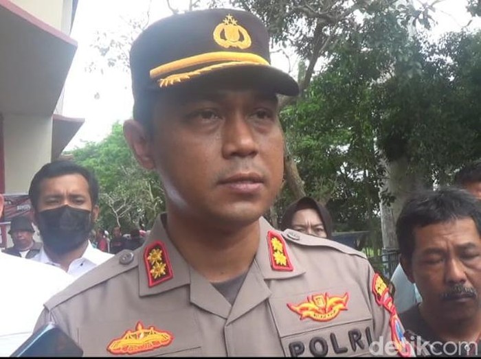 Kapolres Malang AKBP Putu Kholis Aryana saat mengunjungi stadion Kanjuruhan
