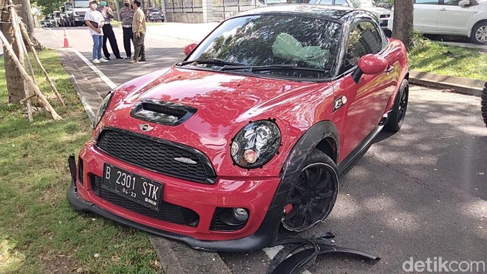 Kecelakaan mini cooper di Surabaya, Jawa Timur membuat mobil itu rusak parah. Diketahui, mobil mewah tersebut bertabrakan dengan Honda CR-V.