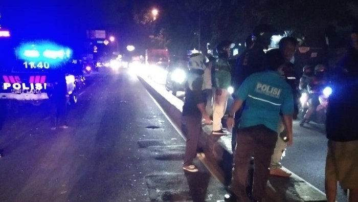 Kecelakaan terjadi di Jalan Raya Jakarta-Bogor Km 43, Kelurahan Pabuaran, Kecamatan Cibinong, Kabupaten Bogor. Seorang pemotor tewas akibat kecelakaan tersebut. (dok Istimewa)