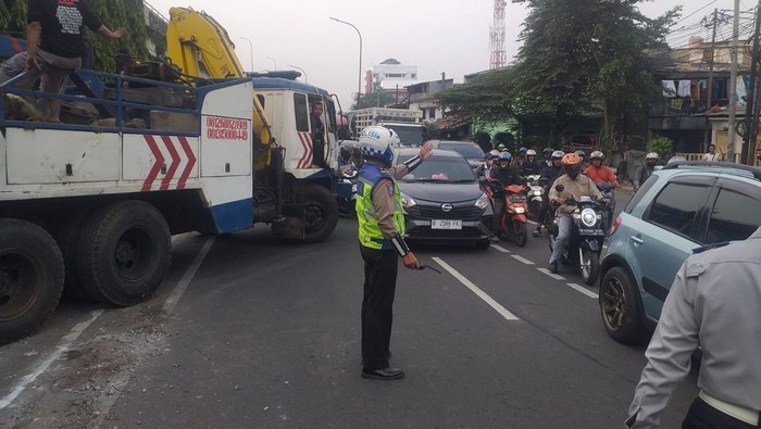 Kecelakaan truk di Jalan DI Panjaitan Jaktim