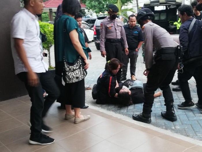 keluarga tersangka korupsi jlu kota pasuruan pingsan