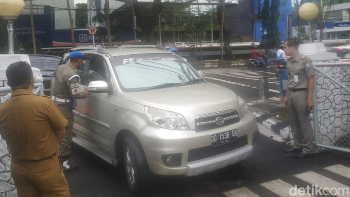 Kendaraan mobil dicegat masuk kantor Balai Kota Makassar saat ojol day.