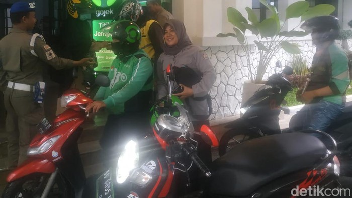 Kendaraan mobil dicegat masuk kantor Balai Kota Makassar saat ojol day.