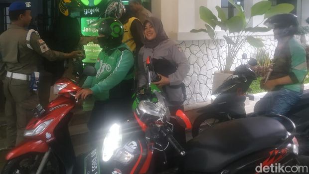 Kendaraan mobil dicegat masuk kantor Balai Kota Makassar saat ojol day.