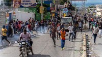Begini potret massa aksi yang turun ke jalan dalam aksi demonstrasi menolak kenaikan BBM di kawasan Port-au-Prince, Haiti, Senin (10/10/2022).
