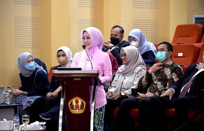 Keseruan Atalia Praratya 'Bu Cinta' Saat Jajan Batagor dan Cicip Ulat Sagu