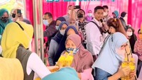 Wanita 48 tahun ini aktif dalam berbagai kegiatan sosial. Salah satunya ketika membagikan minyak goreng untuk warga Depok saat harga minyak tengah mahal-mahalnya.