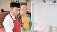 Kalau ini momen Atalia saat mendampingi Ridwan Kamil dalam acara pemecahan rekor. Sang suami memasak jengkol sambal ijo kala itu.