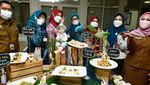 Keseruan Atalia Praratya Bu Cinta Saat Jajan Batagor dan Cicip Ulat Sagu