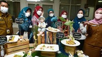 Kegiatan Atalia juga termasuk mendamping ibu-ibu PKK saat berkreasi. Aneka olahan lele dibuat mereka, bahkan ada kue mousse lele!