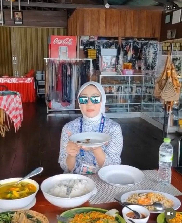 Keseruan Atalia Praratya 'Bu Cinta' Saat Jajan Batagor dan Cicip Ulat Sagu Keseruan Atalia Praratya 'Bu Cinta' Saat Jajan Batagor dan Cicip Ulat Sagu