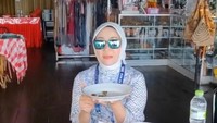 Atalia rupanya tipe petualang nih! Ia memberanikan diri cicip ulat sagu khas Papua. Ia bilang rasanya seperti ulat.
