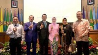 Momen bahagia kelulusan Atalia Praratya dibagikan di Instagram pribadinya, @ataliapr. Begini posenya didampingi sang suami, Ridwan Kamil usai menyelesaikan sidang.