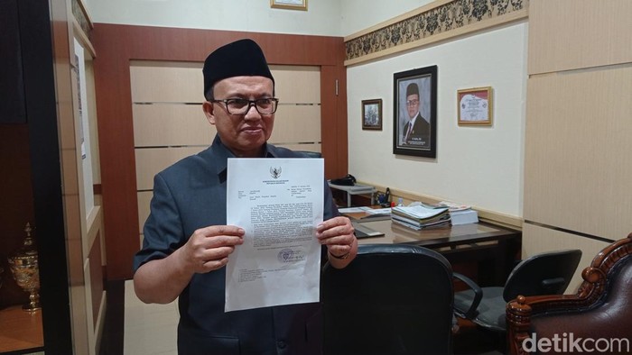 Ketua DPRD Kota Tasikmalaya menunjukan surat dari Kemendagri terkait usulan calon Penjabat Wali Kota.