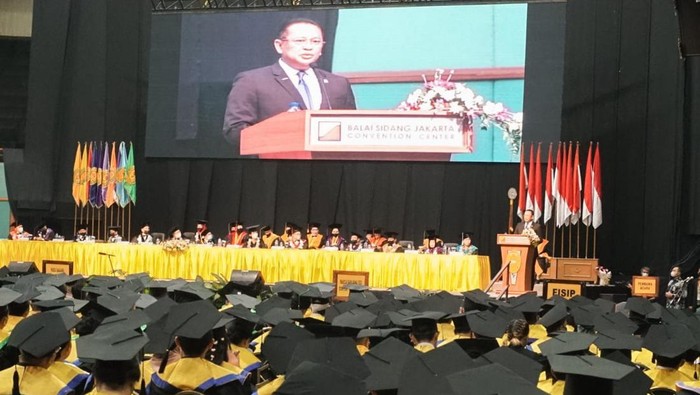 Ketua MPR RI Bambang Soesatyo memberikan orasi ilmiah dalam acara Dies Natalis ke-64 dan Wisuda Program Sarjana S1, S2, dan S3 Tahun Akademik 2021/2022 Universitas Jayabaya hari ini.