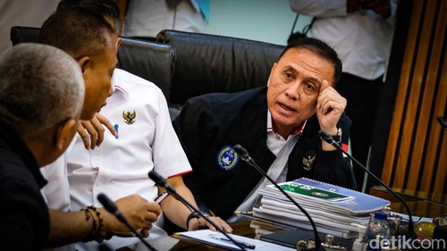 Ketua Umum PSSI M Iriawan (Iwan Bule) memenuhi panggilan Tim Gabungan Independen Pencari Fakta (TGIPF) Tragedi Kanjuruhan di gedung Kemenko Polhukam, Jakarta, Selasa (11/10/2022). Iwan Bule akan dimintai klarifikasi terkait tragedi di Stadion Kanjuruhan.