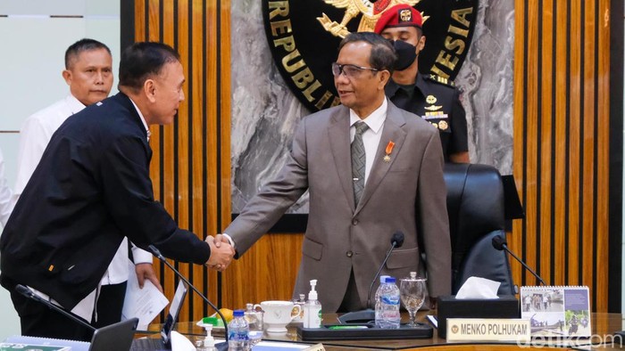 Ketum PSSI Penuhi Panggilan TGIPF Kanjuruhan Ketua Umum PSSI M Iriawan (Iwan Bule) memenuhi panggilan Tim Gabungan Independen Pencari Fakta (TGIPF) Tragedi Kanjuruhan di gedung Kemenko Polhukam, Jakarta, Selasa (11/10/2022). Iwan Bule akan dimintai klarifikasi terkait tragedi di Stadion Kanjuruhan.