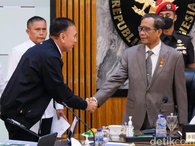Momen Ketum PSSI Penuhi Panggilan TGIPF Tragedi Kanjuruhan