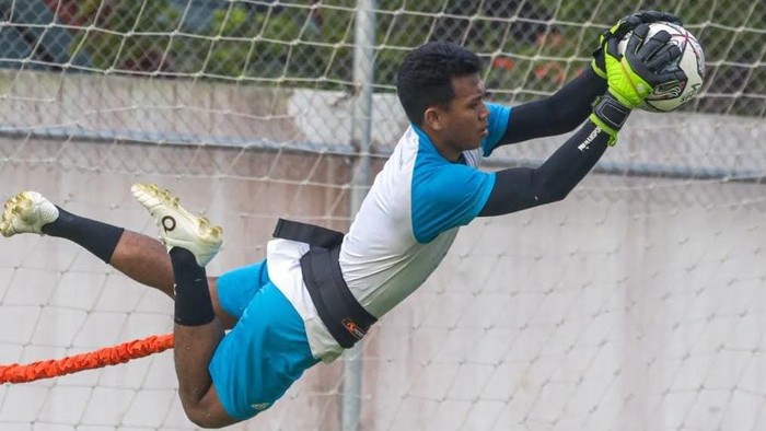 Kiper PSM Makassar Muh Ardiasnyah saat latihan di Stadion Kalegowa