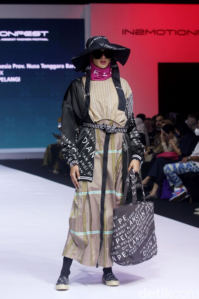 Inilah koleksi terbaru Dian Pelangi yang ditampilkannya di IN2MOTIONFEST (Indonesia International Moddest Fashion Festival) 2022 di Jakarta Convention Center, Senayan. Foto: Mohammad Abduh/Wolipop.