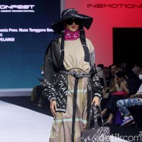 Inilah koleksi terbaru Dian Pelangi yang ditampilkannya di IN2MOTIONFEST (Indonesia International Moddest Fashion Festival) 2022 di Jakarta Convention Center, Senayan. Foto: Mohammad Abduh/Wolipop.