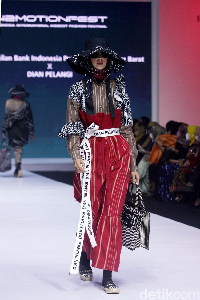 Inilah koleksi terbaru Dian Pelangi yang ditampilkannya di IN2MOTIONFEST (Indonesia International Moddest Fashion Festival) 2022 di Jakarta Convention Center, Senayan. Foto: Mohammad Abduh/Wolipop.
