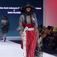 Inilah koleksi terbaru Dian Pelangi yang ditampilkannya di IN2MOTIONFEST (Indonesia International Moddest Fashion Festival) 2022 di Jakarta Convention Center, Senayan. Foto: Mohammad Abduh/Wolipop.