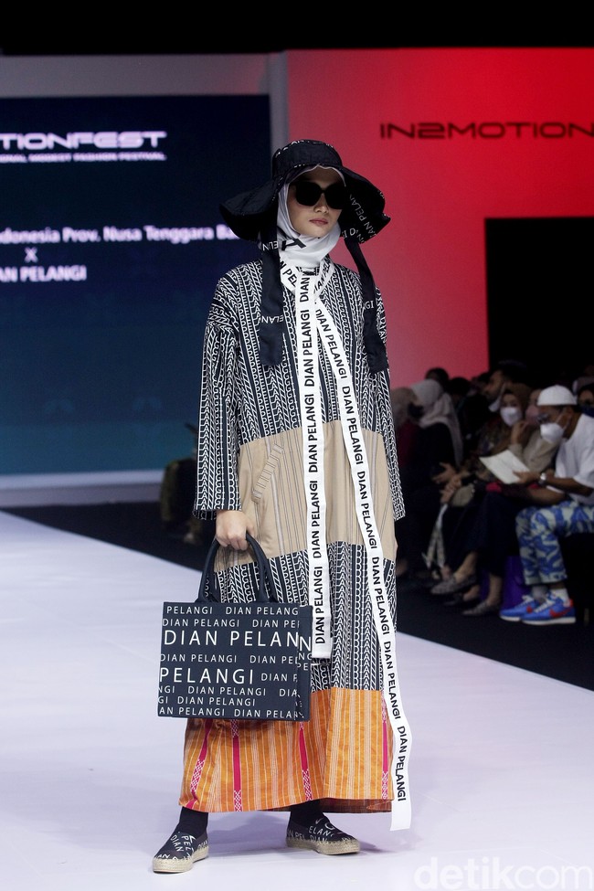 Inilah koleksi terbaru Dian Pelangi yang ditampilkannya di IN2MOTIONFEST (Indonesia International Moddest Fashion Festival) 2022 di Jakarta Convention Center, Senayan. Foto: Mohammad Abduh/Wolipop.