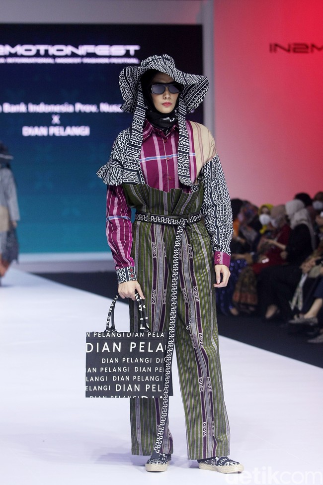 Inilah koleksi terbaru Dian Pelangi yang ditampilkannya di IN2MOTIONFEST (Indonesia International Moddest Fashion Festival) 2022 di Jakarta Convention Center, Senayan. Foto: Mohammad Abduh/Wolipop.