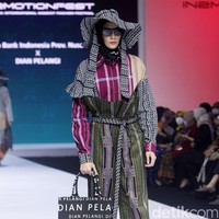 Inilah koleksi terbaru Dian Pelangi yang ditampilkannya di IN2MOTIONFEST (Indonesia International Moddest Fashion Festival) 2022 di Jakarta Convention Center, Senayan. Foto: Mohammad Abduh/Wolipop.
