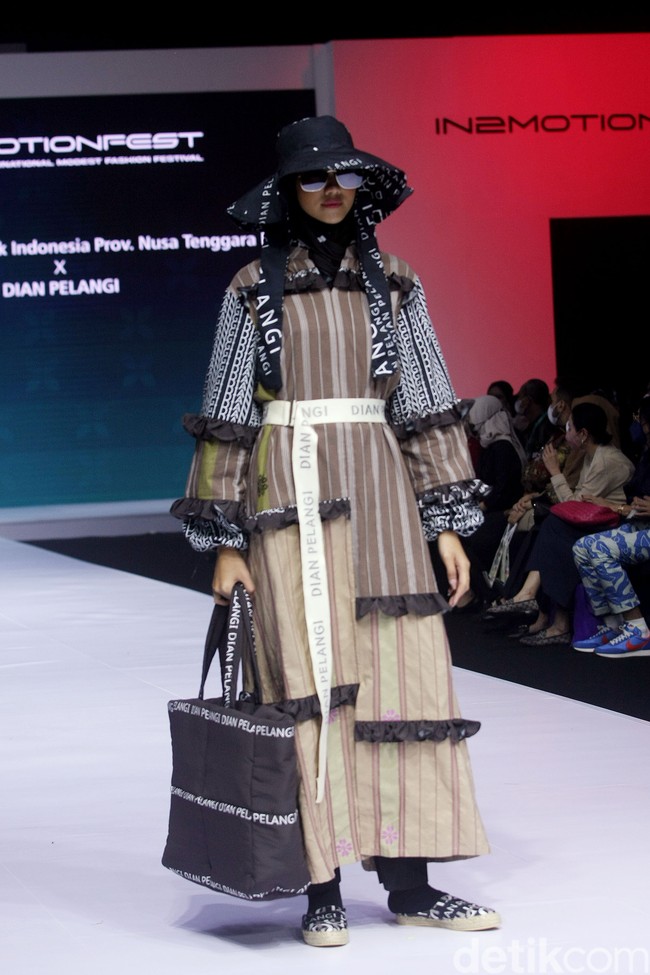 Inilah koleksi terbaru Dian Pelangi yang ditampilkannya di IN2MOTIONFEST (Indonesia International Moddest Fashion Festival) 2022 di Jakarta Convention Center, Senayan.  Foto: Mohammad Abduh/Wolipop.