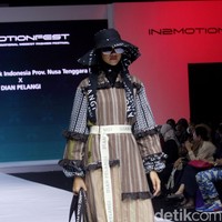 Inilah koleksi terbaru Dian Pelangi yang ditampilkannya di IN2MOTIONFEST (Indonesia International Moddest Fashion Festival) 2022 di Jakarta Convention Center, Senayan.  Foto: Mohammad Abduh/Wolipop.