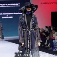 Inilah koleksi terbaru Dian Pelangi yang ditampilkannya di IN2MOTIONFEST (Indonesia International Moddest Fashion Festival) 2022 di Jakarta Convention Center, Senayan. Foto: Mohammad Abduh/Wolipop.