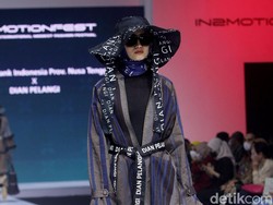 8 Koleksi Busana Terbaru Dian Pelangi yang Tampilkan Tenun Khas NTB