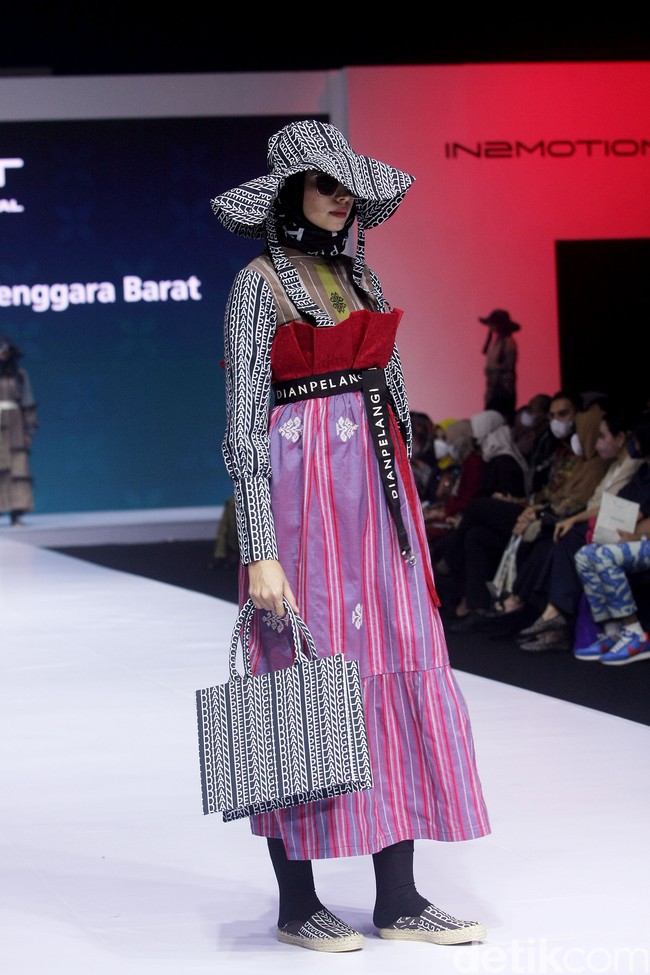 Inilah koleksi terbaru Dian Pelangi yang ditampilkannya di IN2MOTIONFEST (Indonesia International Moddest Fashion Festival) 2022 di Jakarta Convention Center, Senayan.  Foto: Mohammad Abduh/Wolipop.