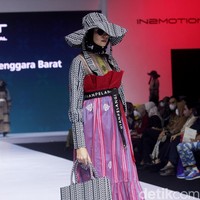 Inilah koleksi terbaru Dian Pelangi yang ditampilkannya di IN2MOTIONFEST (Indonesia International Moddest Fashion Festival) 2022 di Jakarta Convention Center, Senayan.  Foto: Mohammad Abduh/Wolipop.