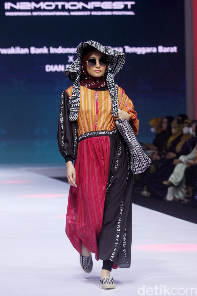 Inilah koleksi terbaru Dian Pelangi yang ditampilkannya di IN2MOTIONFEST (Indonesia International Moddest Fashion Festival) 2022 di Jakarta Convention Center, Senayan.  Foto: Mohammad Abduh/Wolipop.